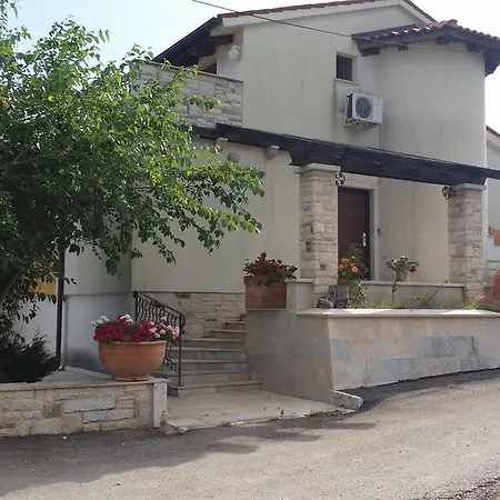 Rustic House With Private Pool * Sisan
